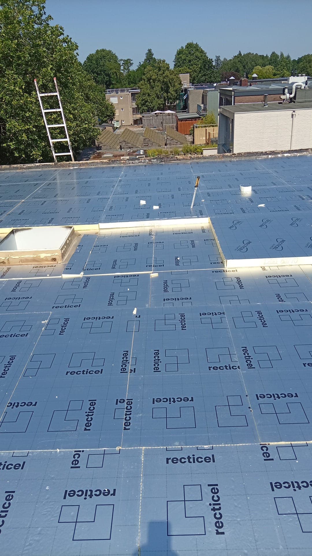 Isolatieplaten aangebracht tijdens de opbouw van een plat dak